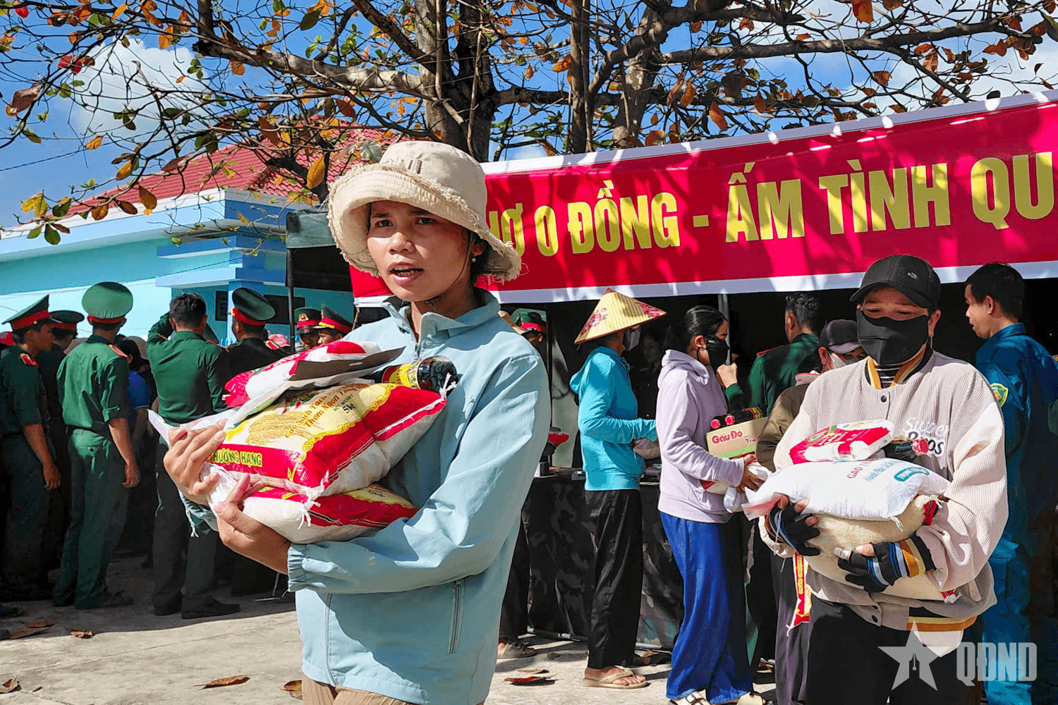 "Phiên chợ 0 đồng" ấm tình quân dân