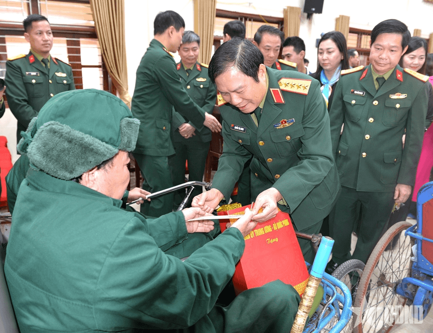 Đại tướng Nguyễn Tân Cương thăm, chúc Tết một số cơ quan, đơn vị trên địa bàn tỉnh Ninh Bình