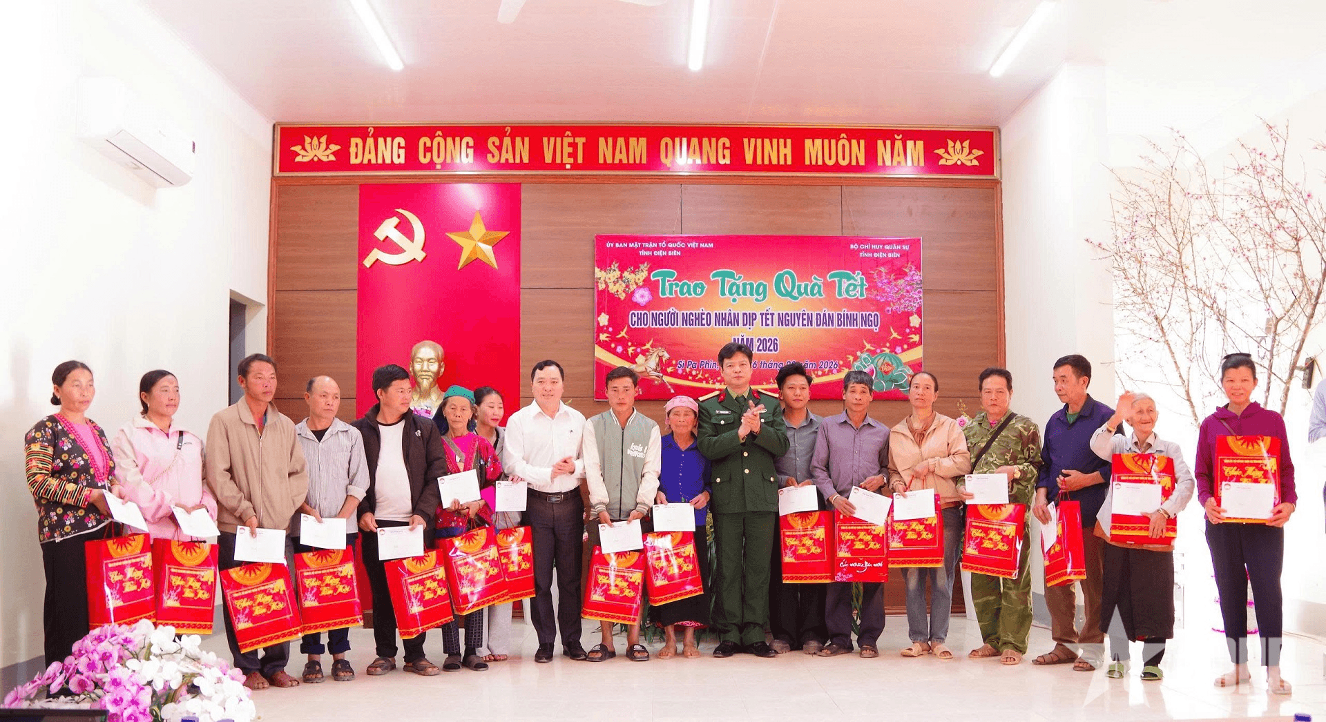 Bộ CHQS tỉnh Điện Biên thăm, tặng quà Tết người nghèo xã Si Pa Phìn