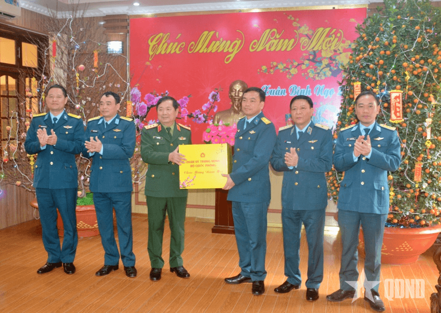 Thượng tướng Lê Huy Vịnh kiểm tra, chúc Tết tại Sư đoàn Phòng không 363