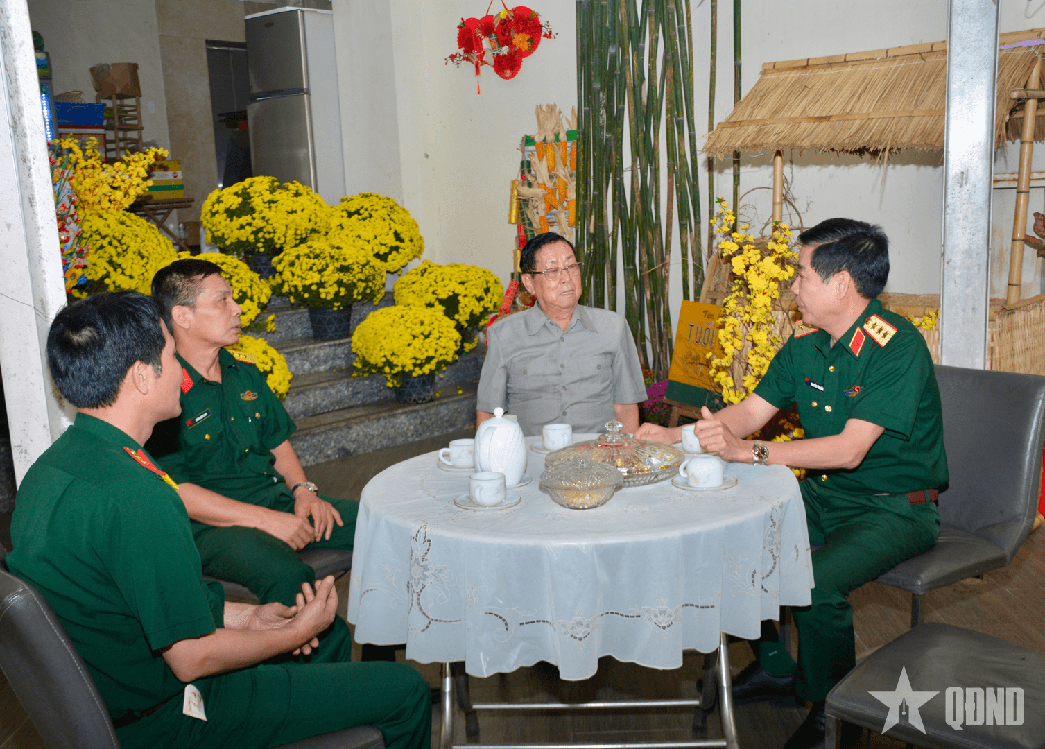 Thượng tướng Nguyễn Văn Gấu chúc Tết Trung tướng, Anh hùng LLVT nhân dân Lưu Phước Lượng