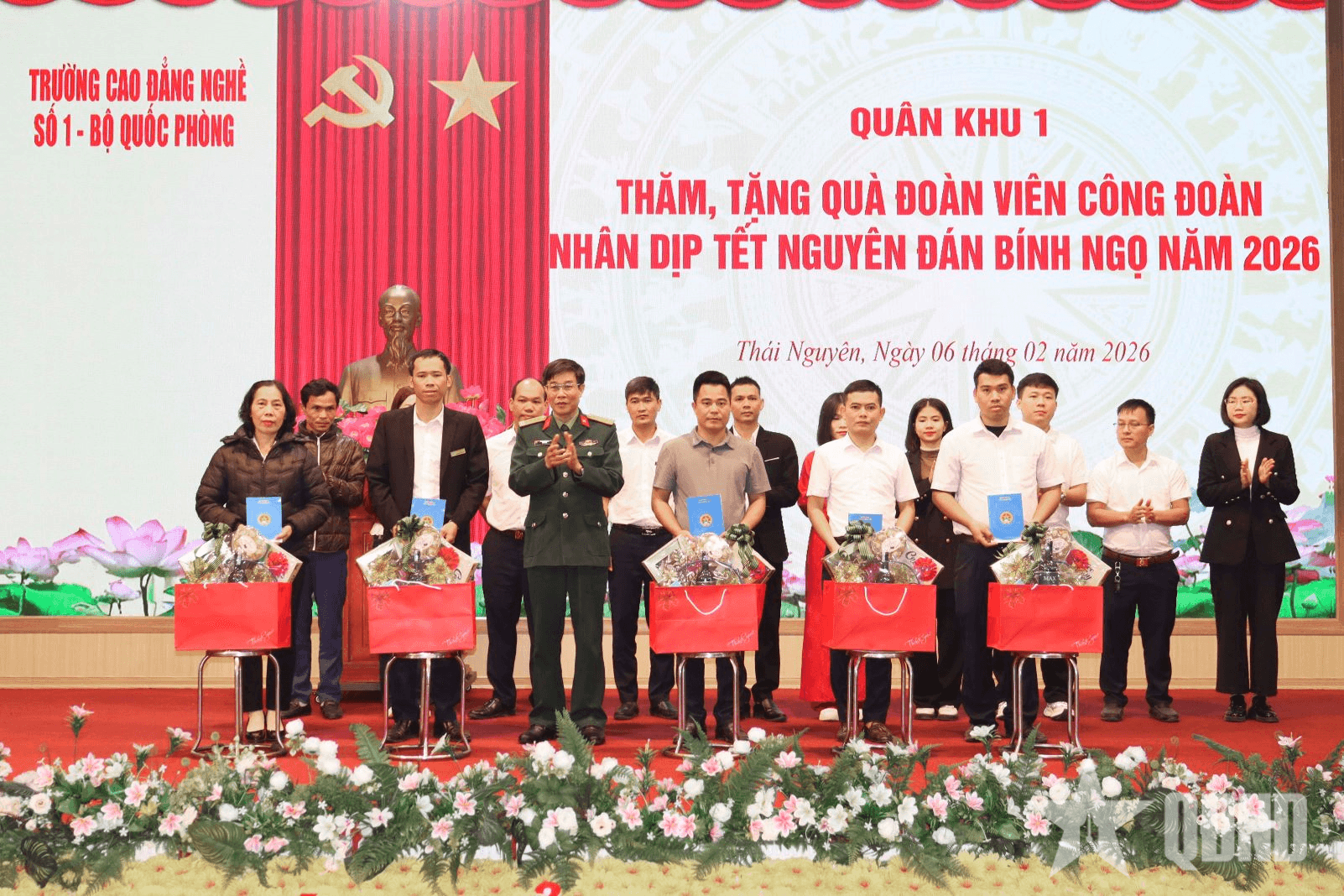 Quân khu 1 thăm, tặng quà đoàn viên có hoàn cảnh khó khăn tại Trường Cao đẳng Nghề số 1-Bộ Quốc phòng