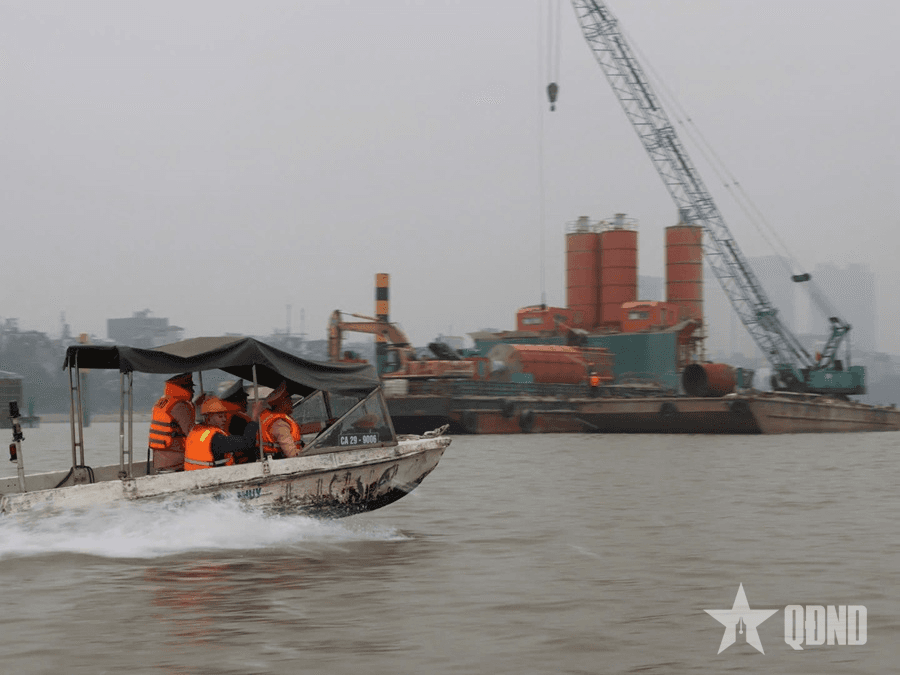 Bảo đảm an toàn đường thủy khi thi công trên sông Hồng