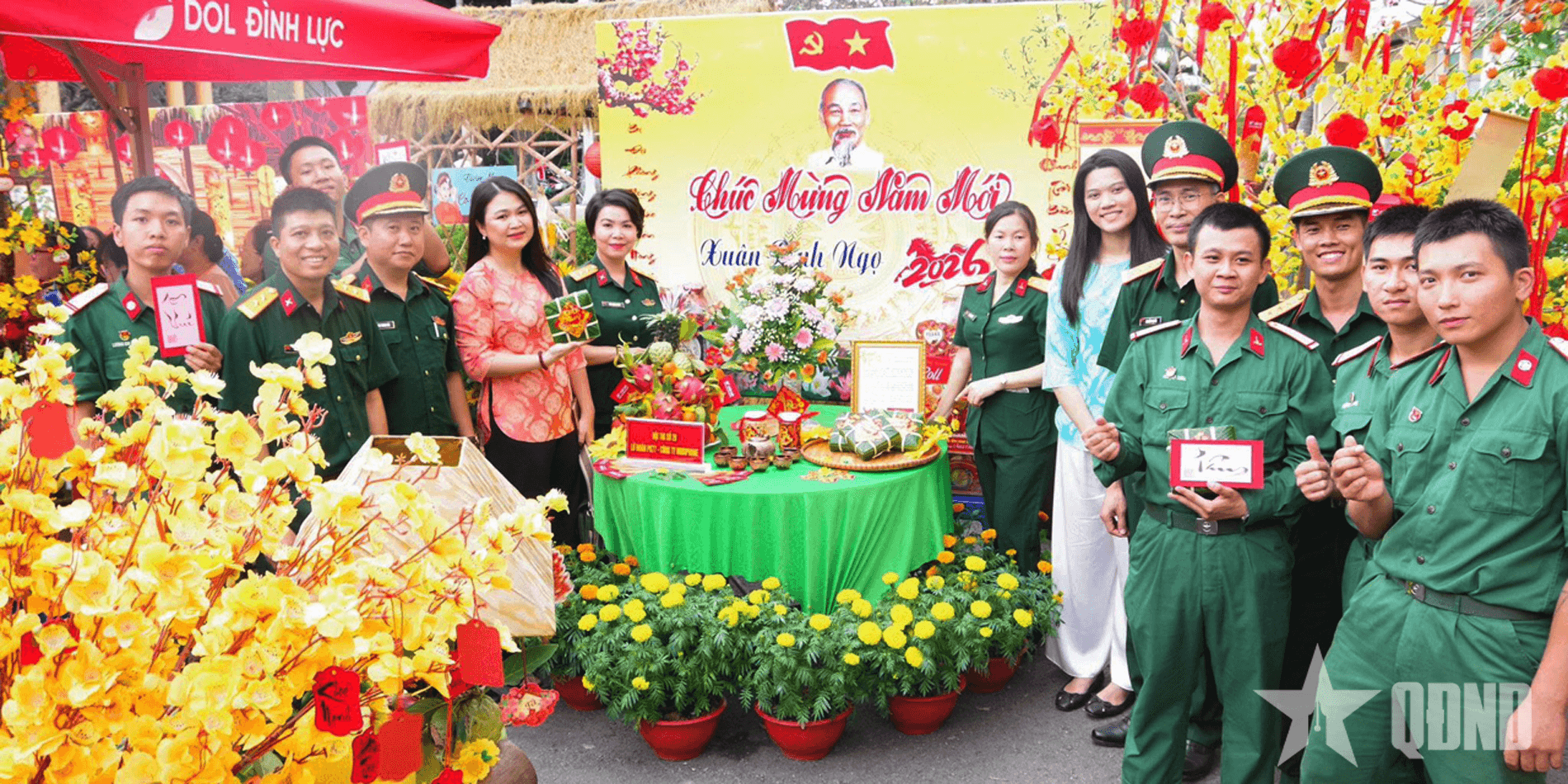 Sôi nổi Hội thi gói bánh chưng, trang trí cành mai, cành đào