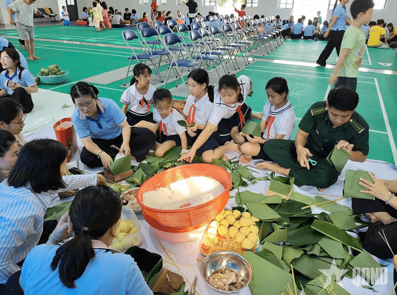 Bộ đội giúp các thầy, cô giáo gói bánh chưng tặng học sinh nghèo