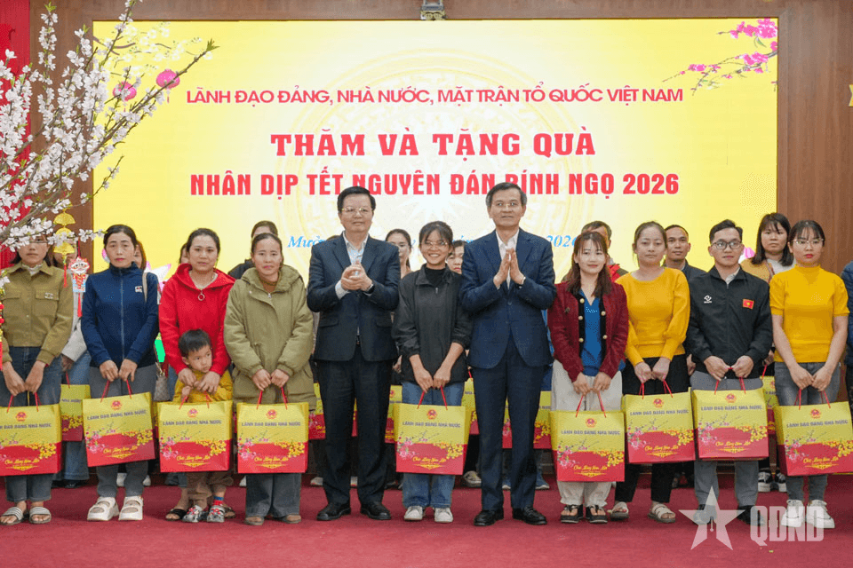 Giám đốc Học viện Chính trị quốc gia Hồ Chí Minh thăm, trao quà tặng hộ nghèo ở Điện Biên