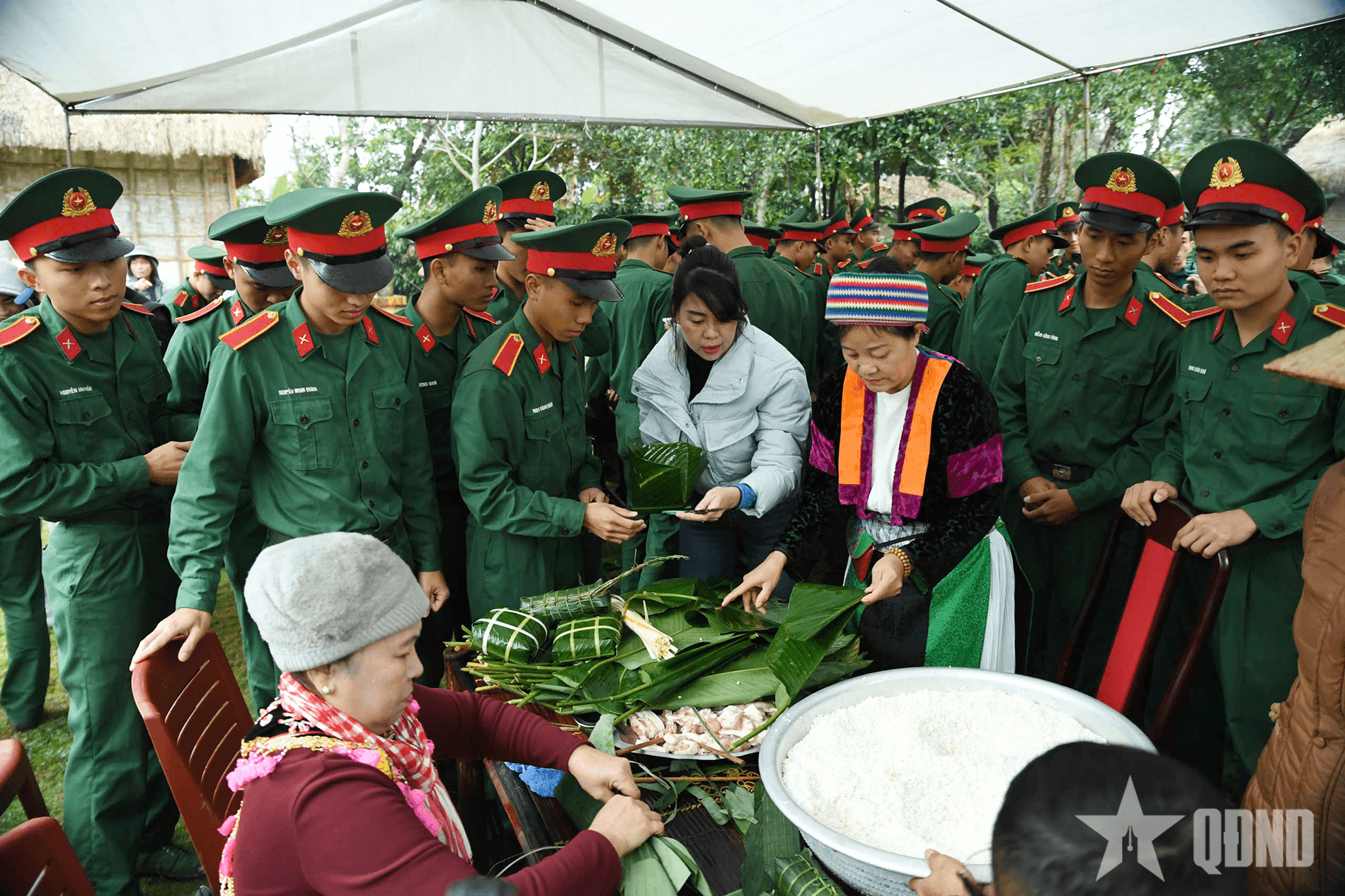 Tình quân dân trong chương trình “Bánh chưng xanh - Tết vì người nghèo”