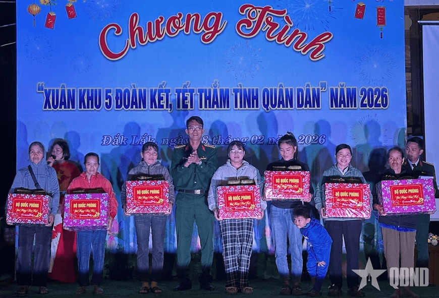 Ea Rốk ấm tình quân dân