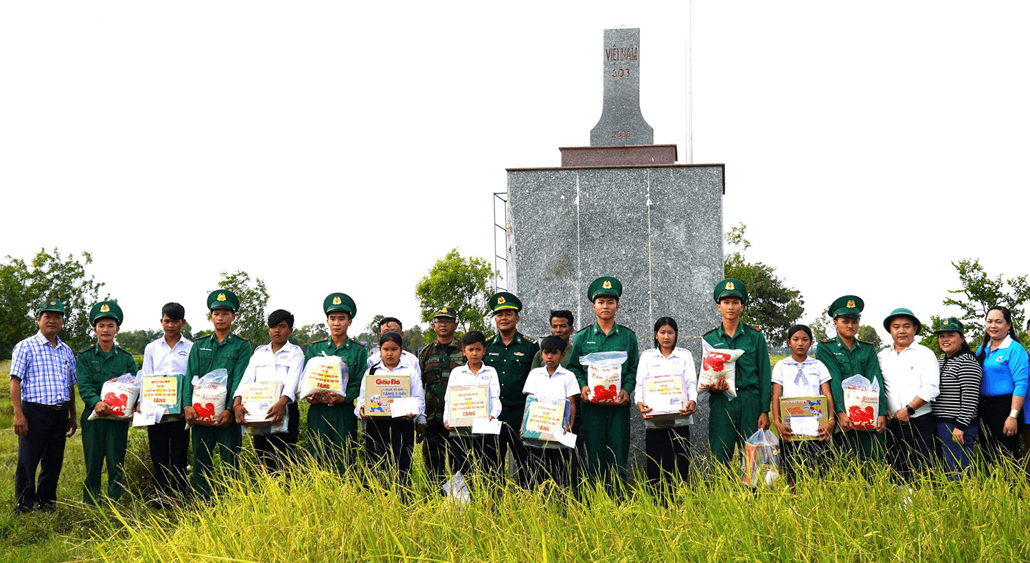 Nghĩa tình xuyên biên giới