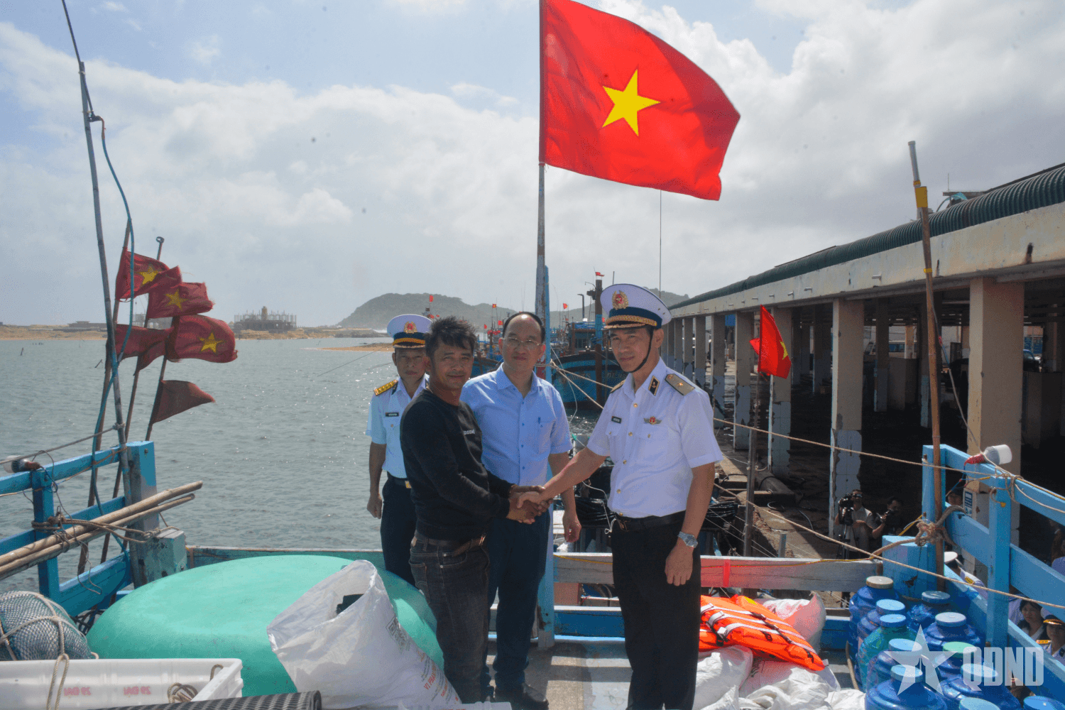 Xuân chung tay giữ biển - Tết thắm tình quân dân