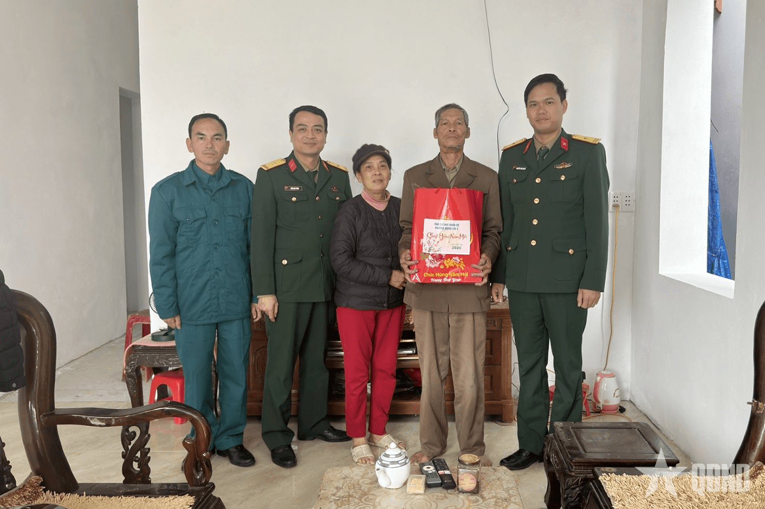 Ban CHQS phường Móng Cái 3 thăm, tặng quà gia đình chính sách