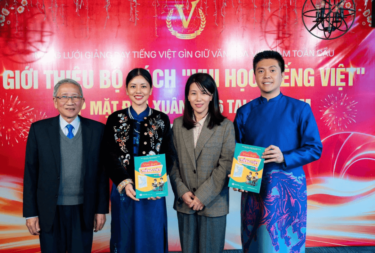 Giới thiệu bộ sách "Vui học tiếng Việt" cho kiều bào