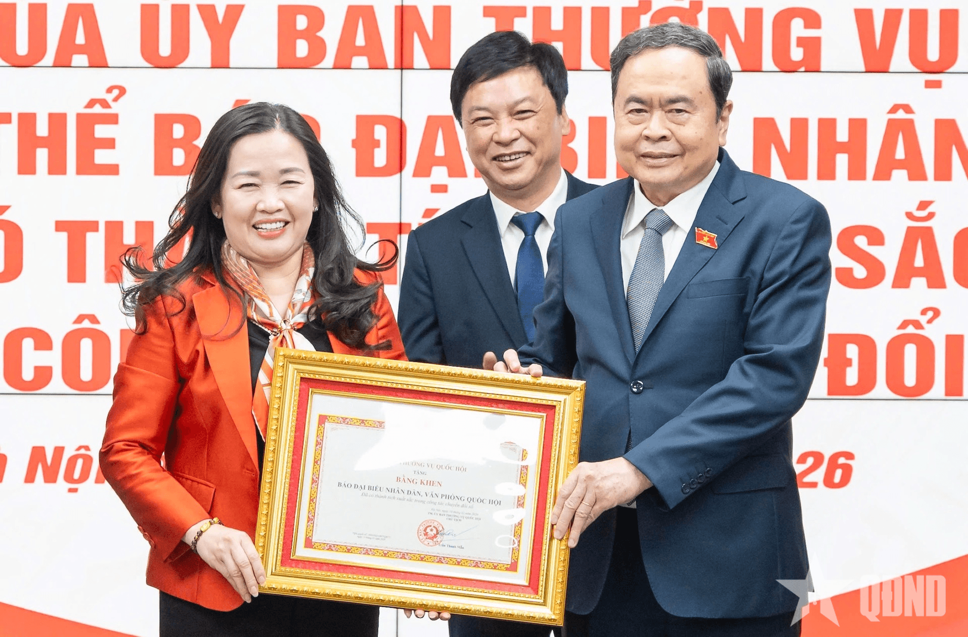 Chủ tịch Quốc hội Trần Thanh Mẫn trao bằng khen tặng Báo Đại biểu Nhân dân
