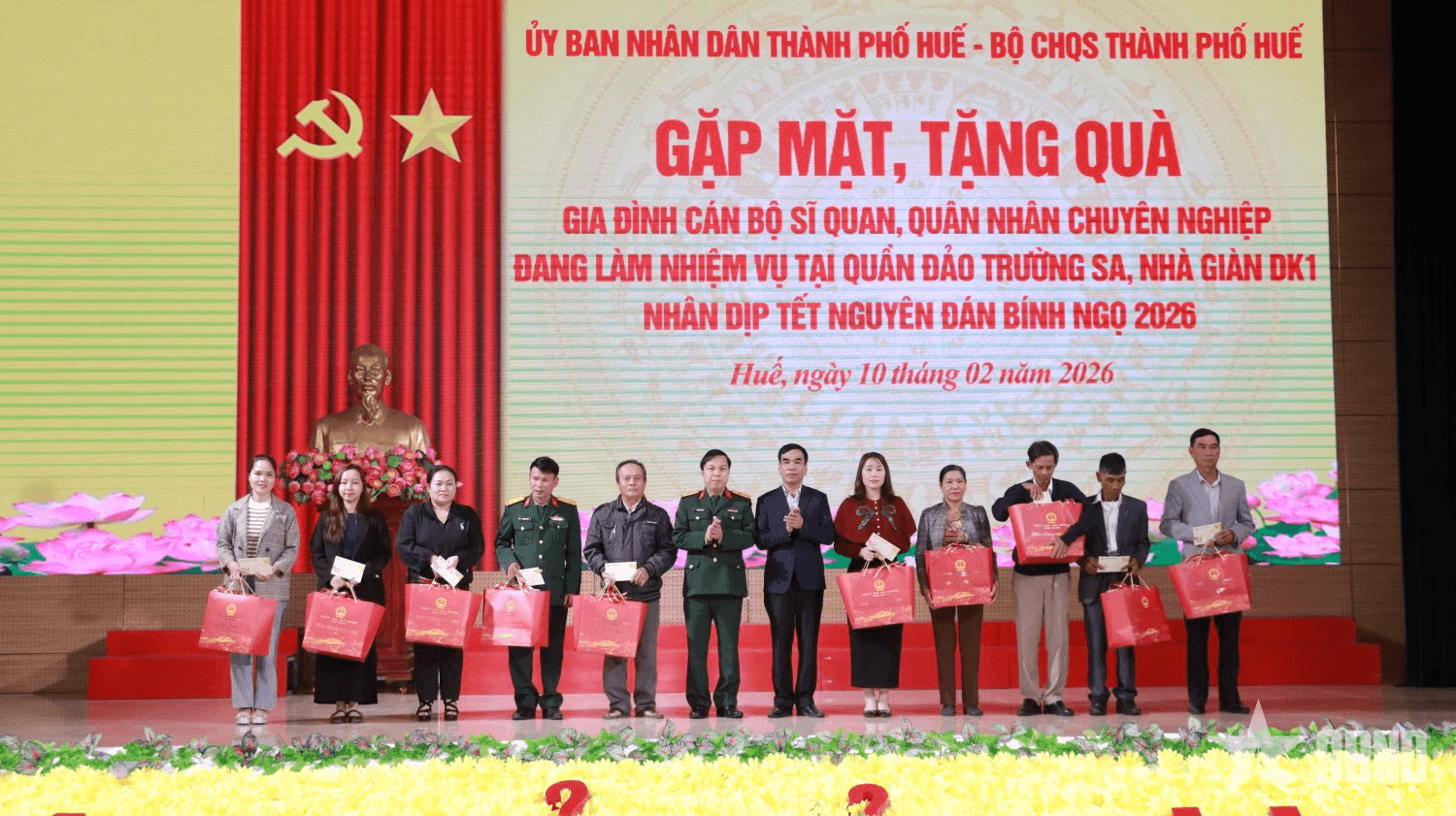 Bộ CHQS TP Huế tặng quà gia đình cán bộ sĩ quan, QNCN làm nhiệm vụ tại Trường Sa, Nhà giàn DK1