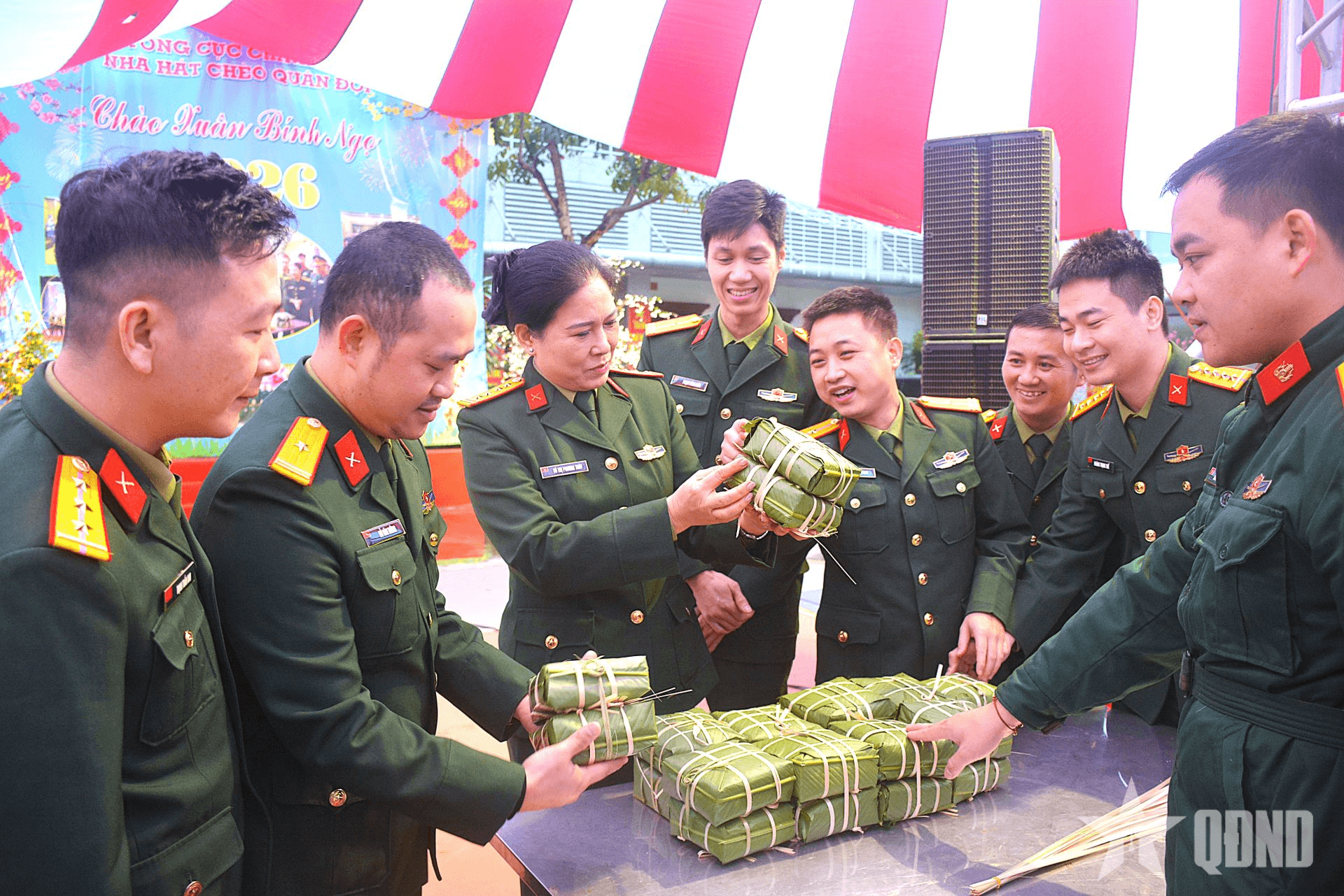 Cùng nghệ sĩ Nhà hát Chèo Quân đội gói bánh chưng