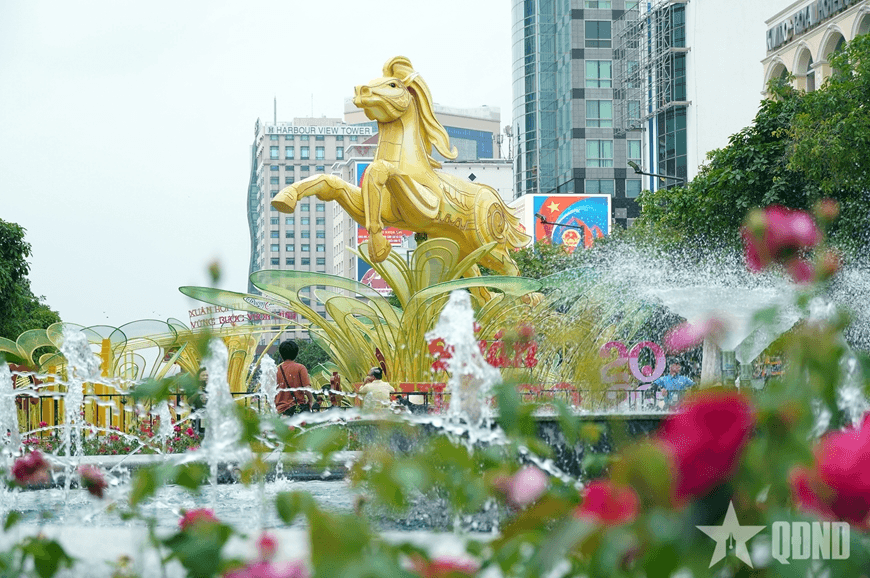 TP Hồ Chí Minh: Đường hoa Nguyễn Huệ "lộ diện" ấn tượng
