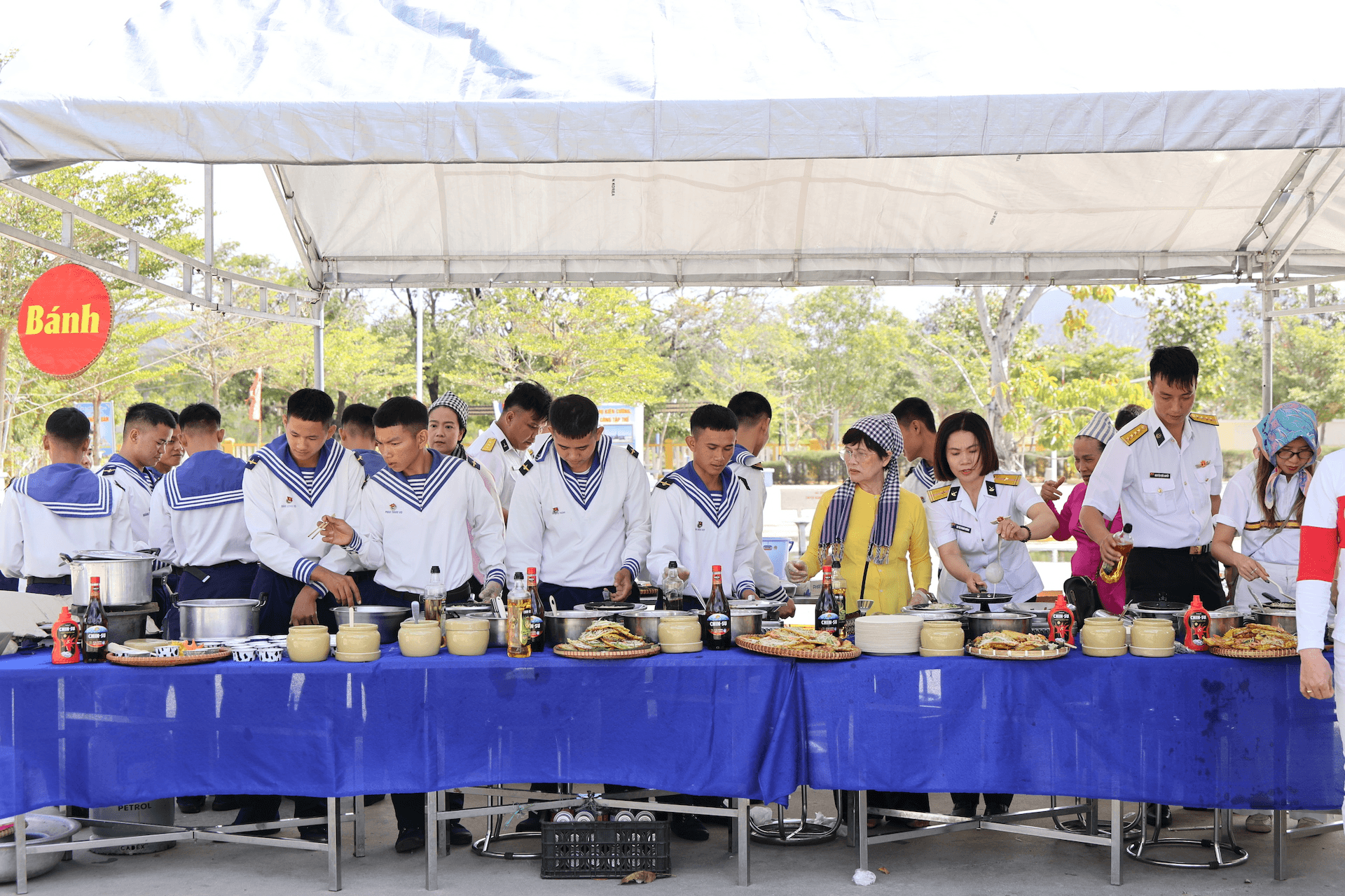 Omachi mang tinh thần đổi mới tới chiến sĩ đảo xa