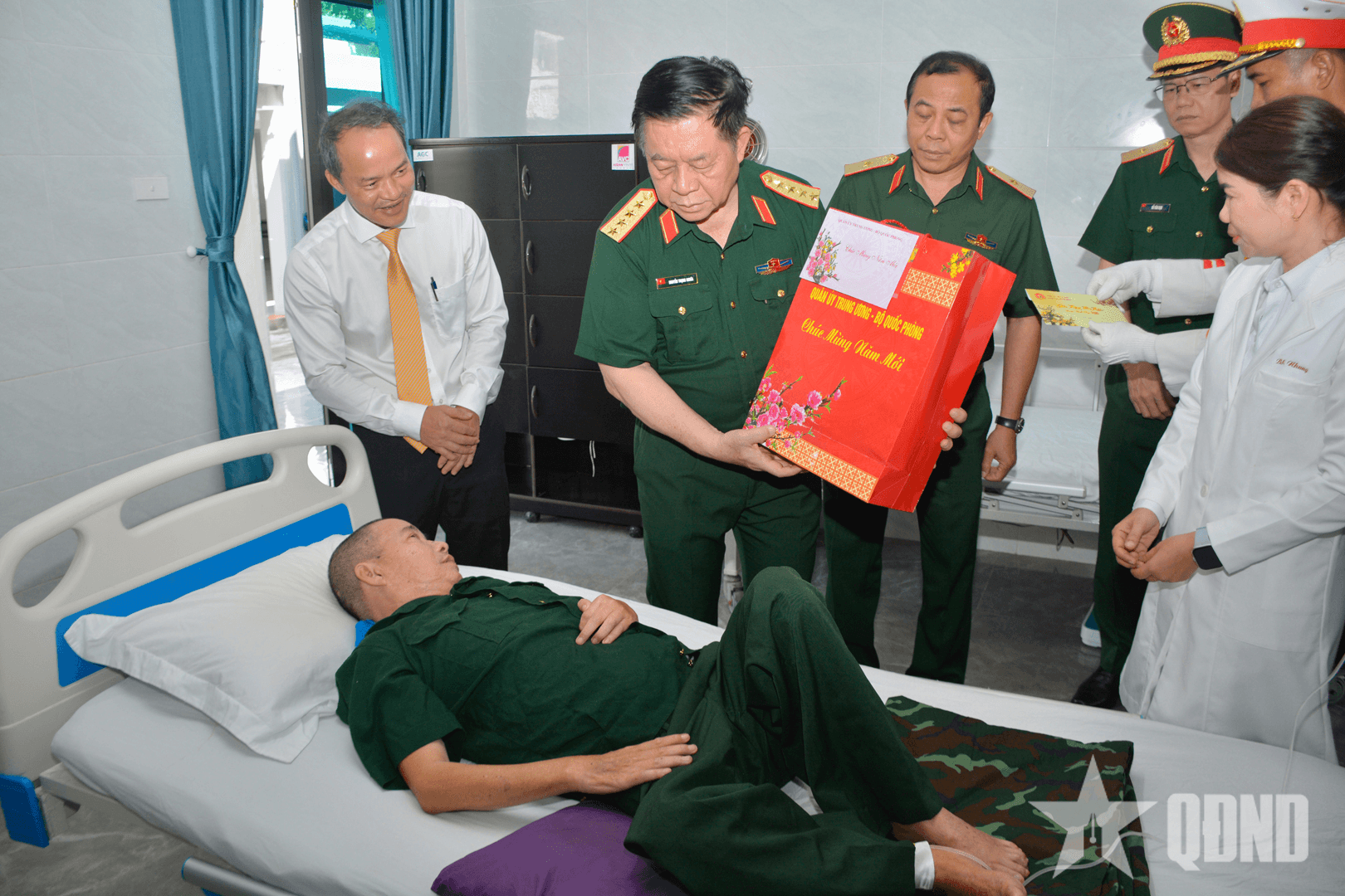 Đại tướng Nguyễn Trọng Nghĩa thăm, tặng quà Tết tại TP Hồ Chí Minh