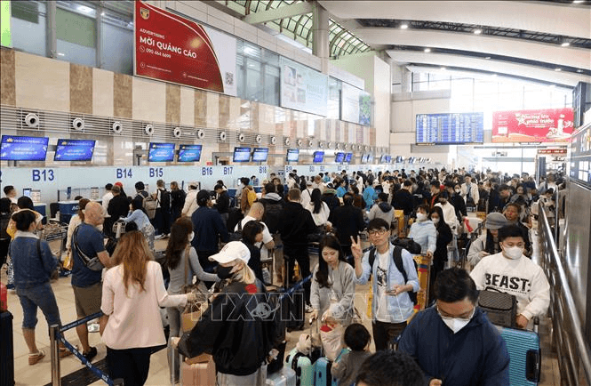 Sân bay Nội Bài chật kín hành khách trong dịp cao điểm Tết Bính Ngọ