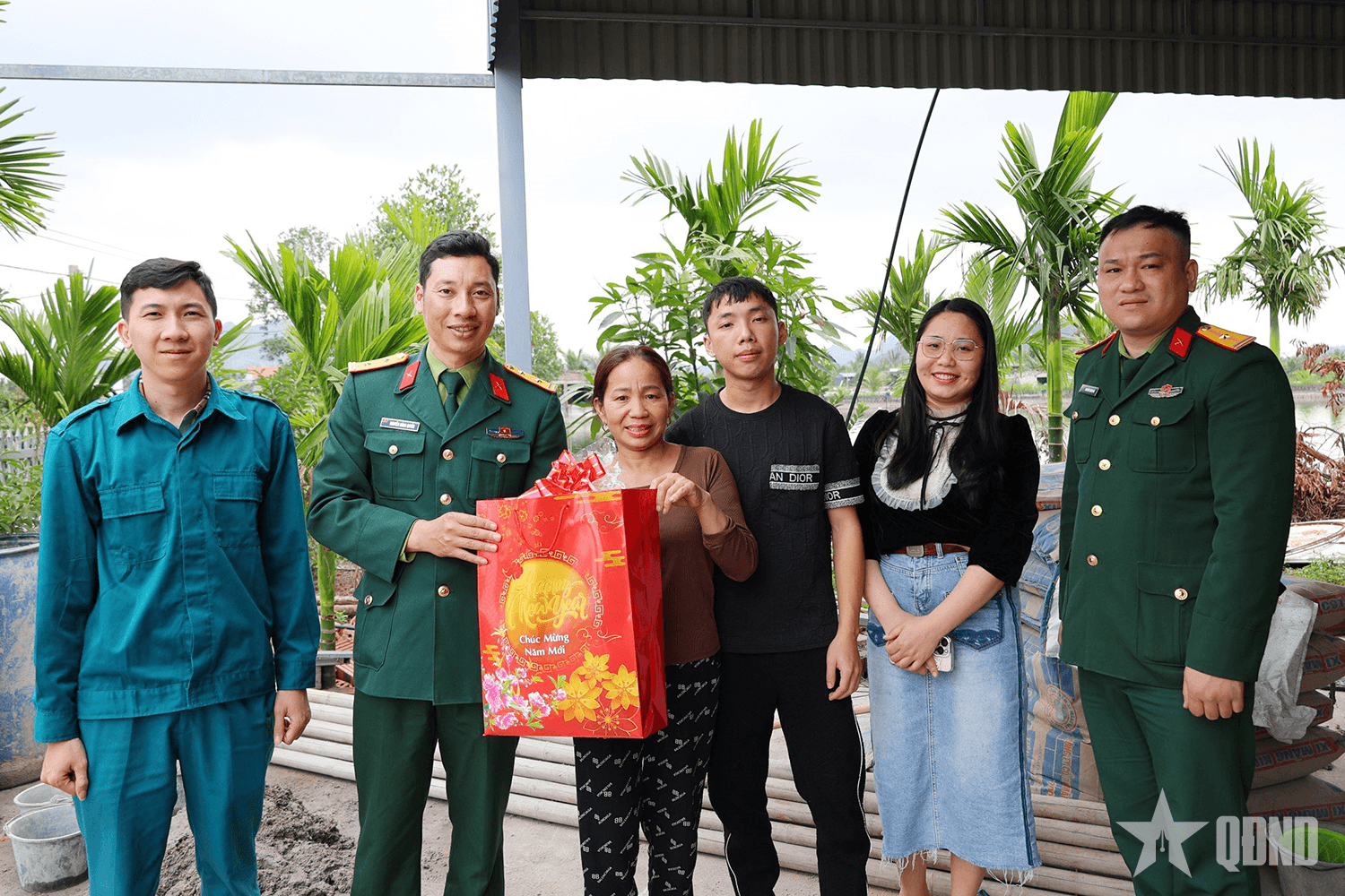 Ban CHQS phường Hoàng Quế thăm, tặng quà gia đình chính sách và công dân chuẩn bị nhập ngũ