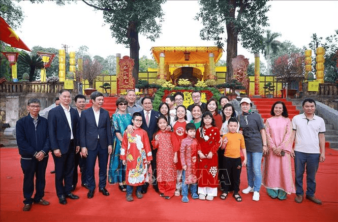 Thủ tướng Phạm Minh Chính dâng hương tại Hoàng thành Thăng Long