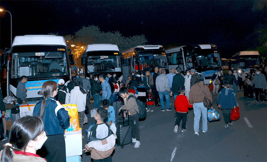 26 chuyến xe nghĩa tình đưa công nhân Thủ đô về quê đón Tết