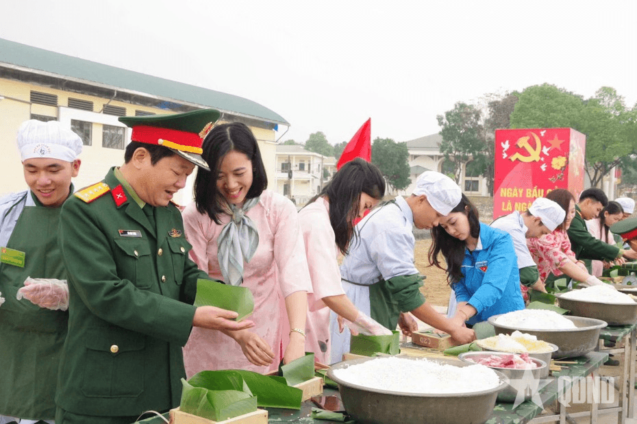 Xuân về từ bàn tay chiến sĩ