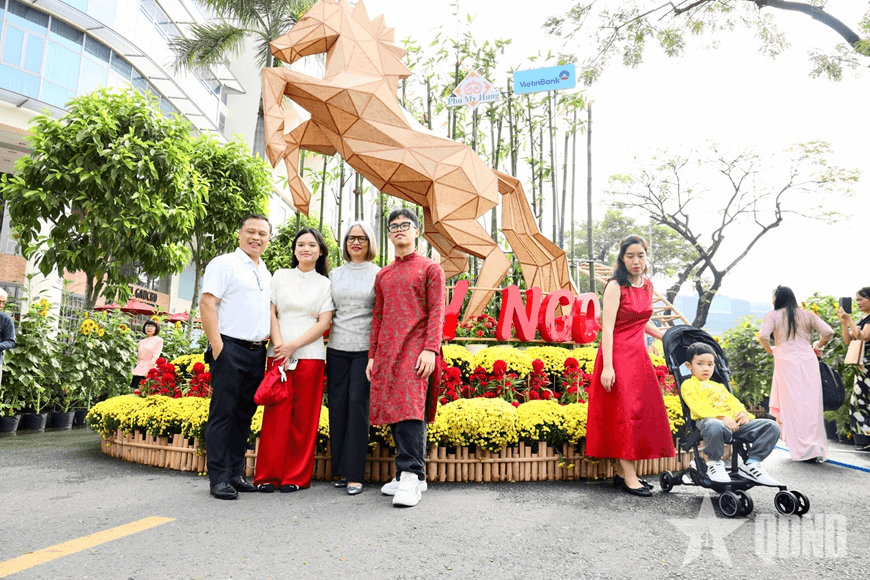 "Ngựa Thánh Gióng", "Mã đáo thành công" tại đường hoa Phú Mỹ Hưng