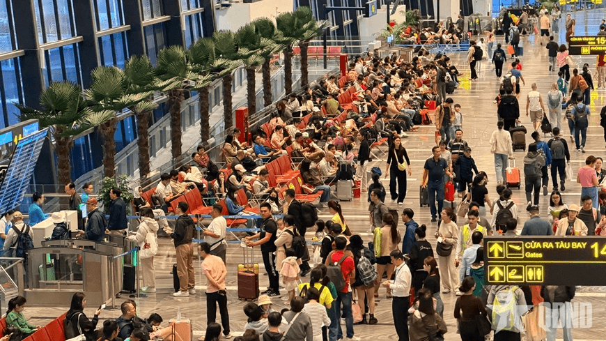 TP Hồ Chí Minh: Sân bay, bến xe đông nghịt người về quê đón Tết