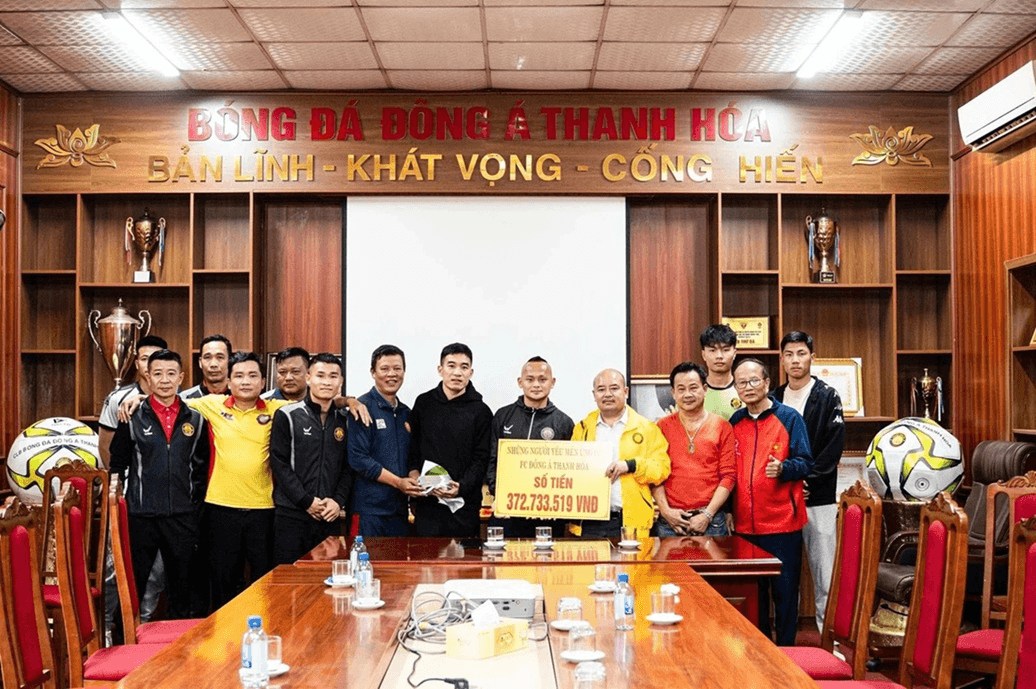 Cổ động viên tiếp sức hơn 370 triệu đồng cho CLB Đông Á Thanh Hóa