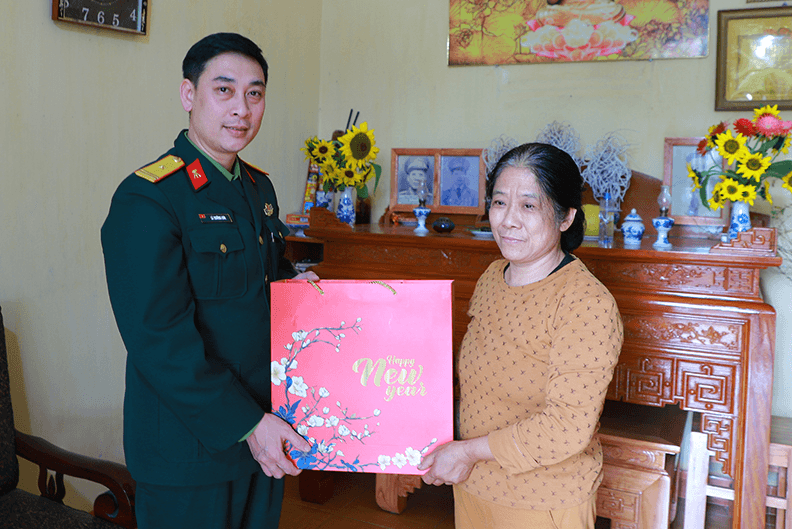 Mùa xuân ấm áp nghĩa tình người chiến sĩ quân giới Nhà máy Z129