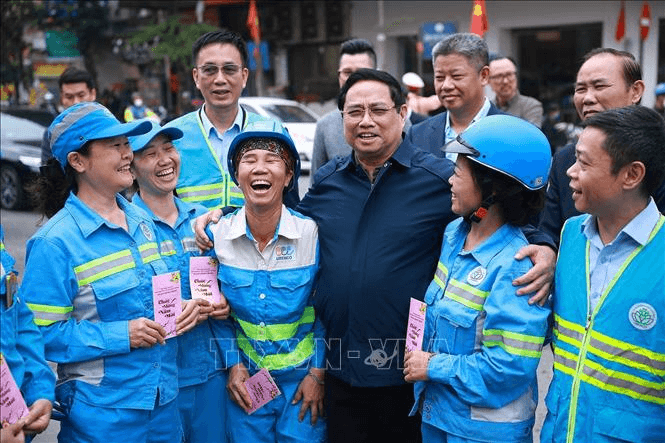 Thủ tướng Phạm Minh Chính chúc Tết công nhân vệ sinh môi trường tại Hà Nội