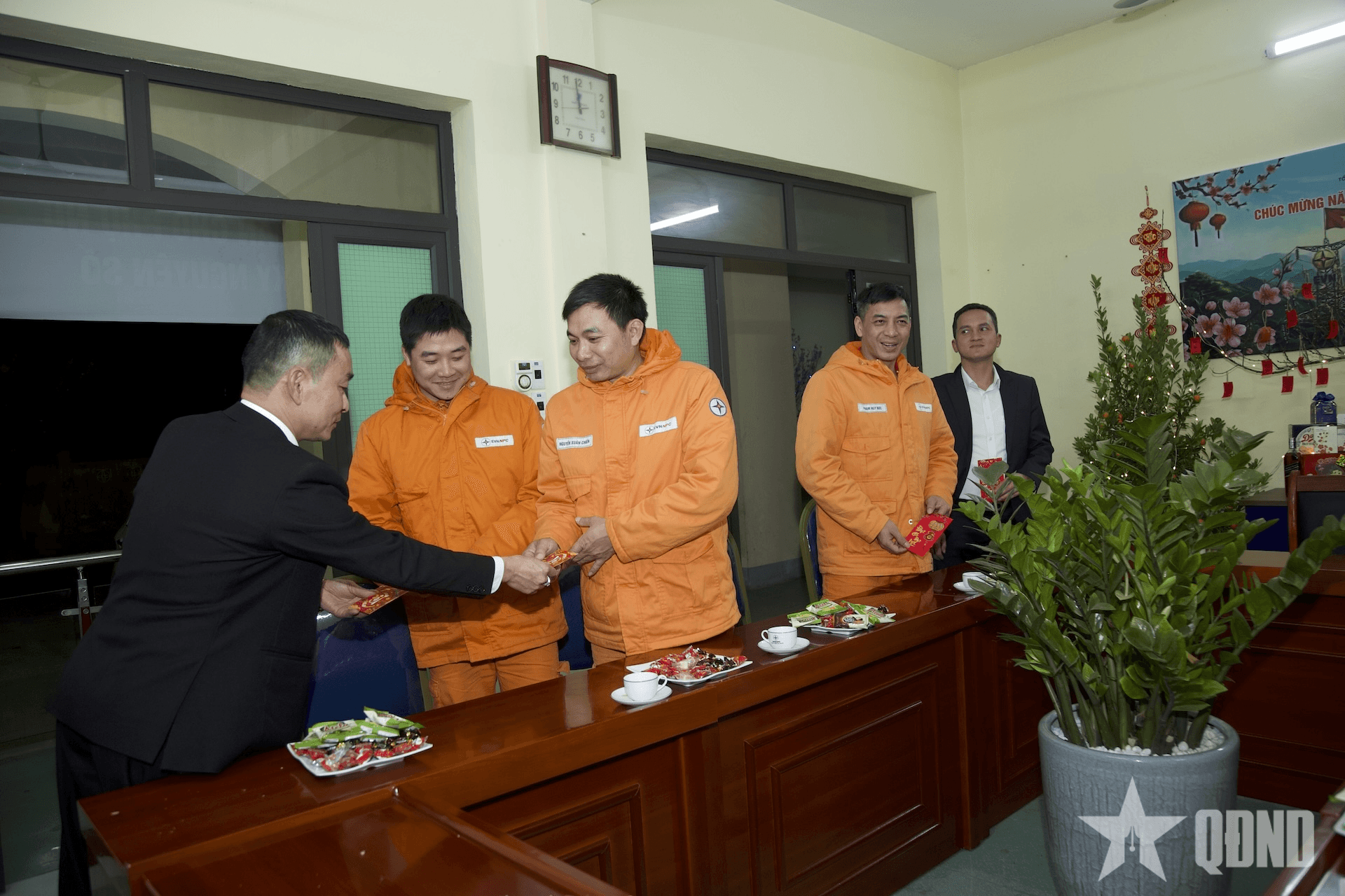 Tết sớm của thợ điện