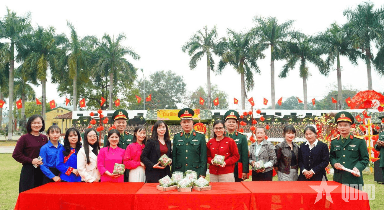 Vui xuân mới thắm tình quân dân
