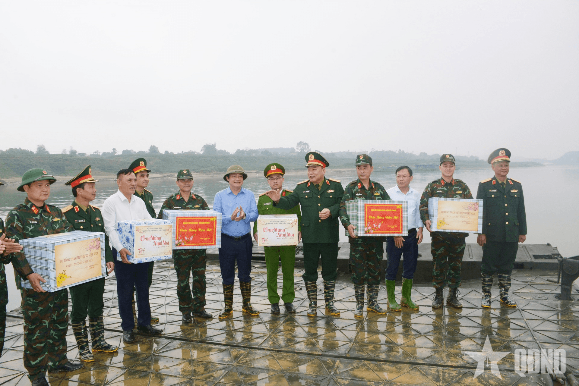 Trung tướng Lê Quang Đạo động viên lực lượng bắc cầu phao qua sông Lô
