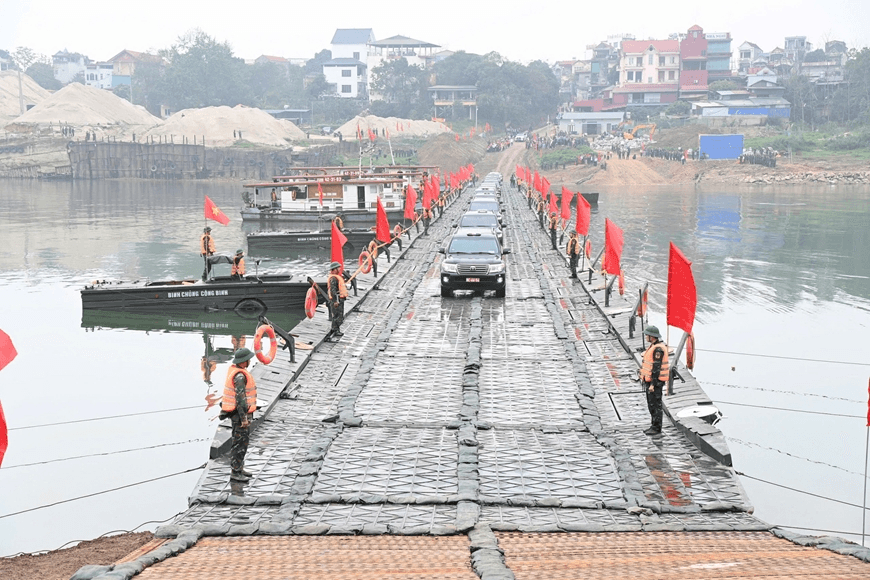 Thủ tướng Phạm Minh Chính gửi Thư khen Quân đội và các cơ quan, đơn vị làm cầu phao qua sông Lô