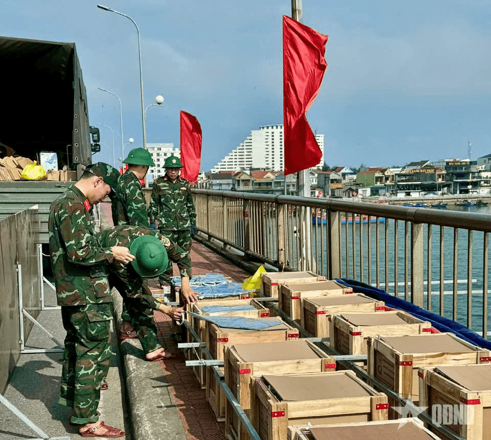 Trận địa pháo hoa trên Cầu Nhật Lệ sẵn sàng “khai hỏa”