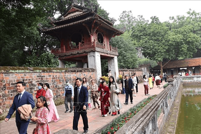 Người dân Thủ đô du Xuân ngày đầu năm Bính Ngọ