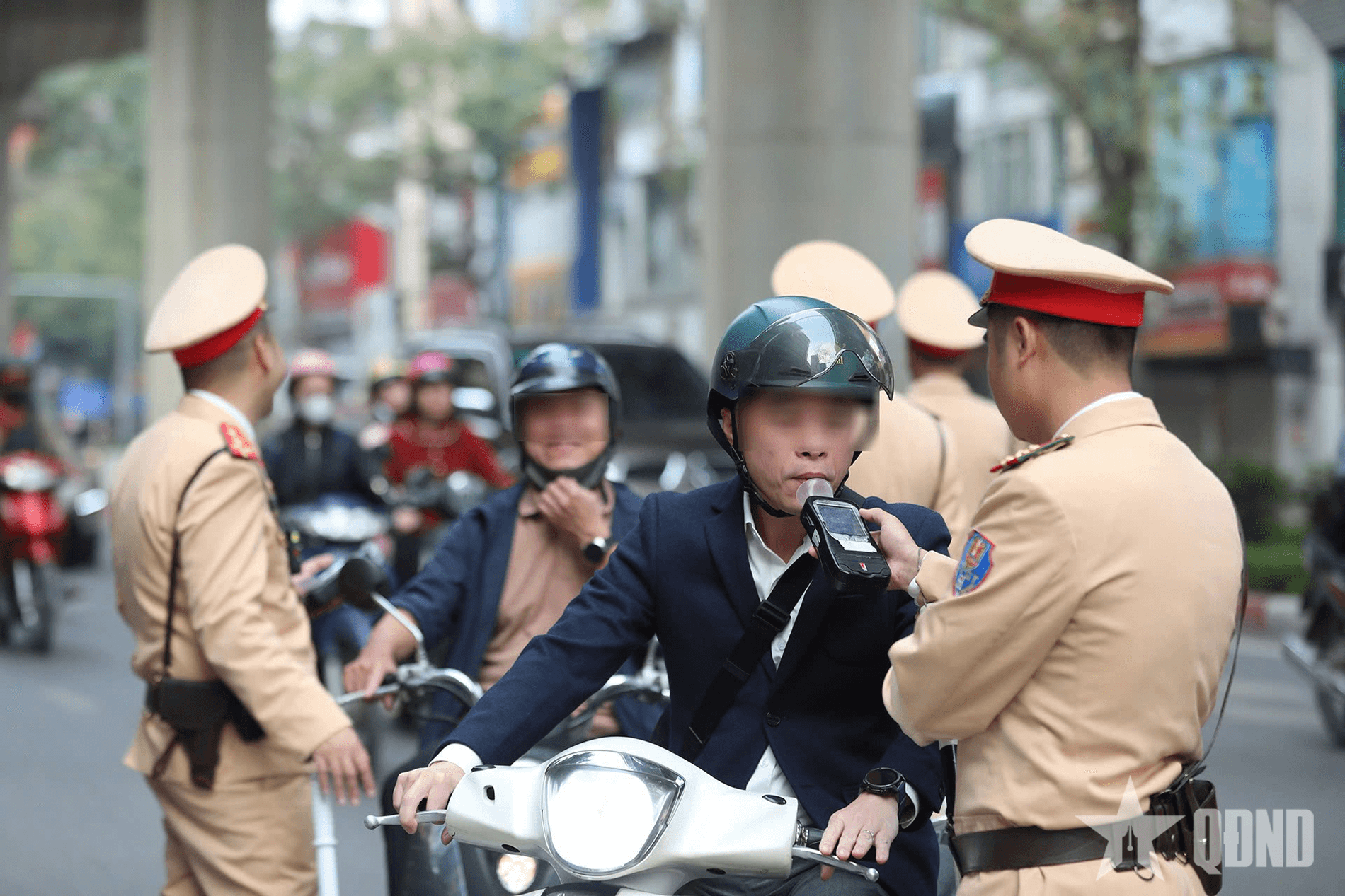 Hà Nội: Đồng loạt xử lý vi phạm nồng độ cồn sáng mồng 1 Tết