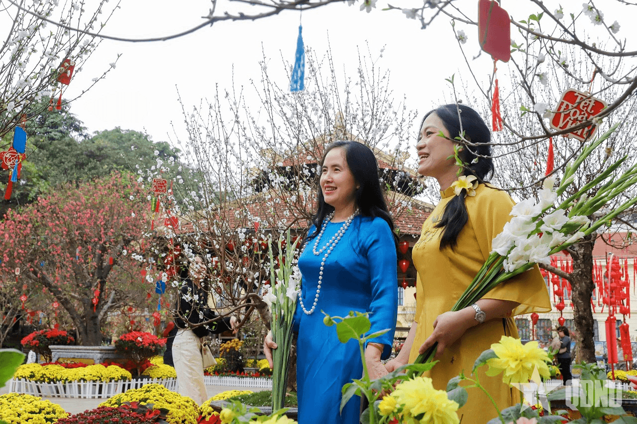 Hà Nội bình yên, rạng rỡ ngày mùng 1 Tết
