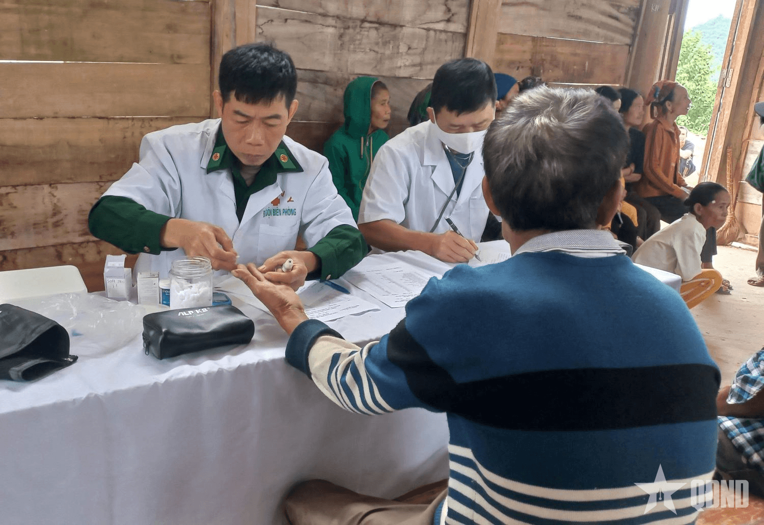 Bác sĩ Biên phòng trực Tết ở trạm y tế xã