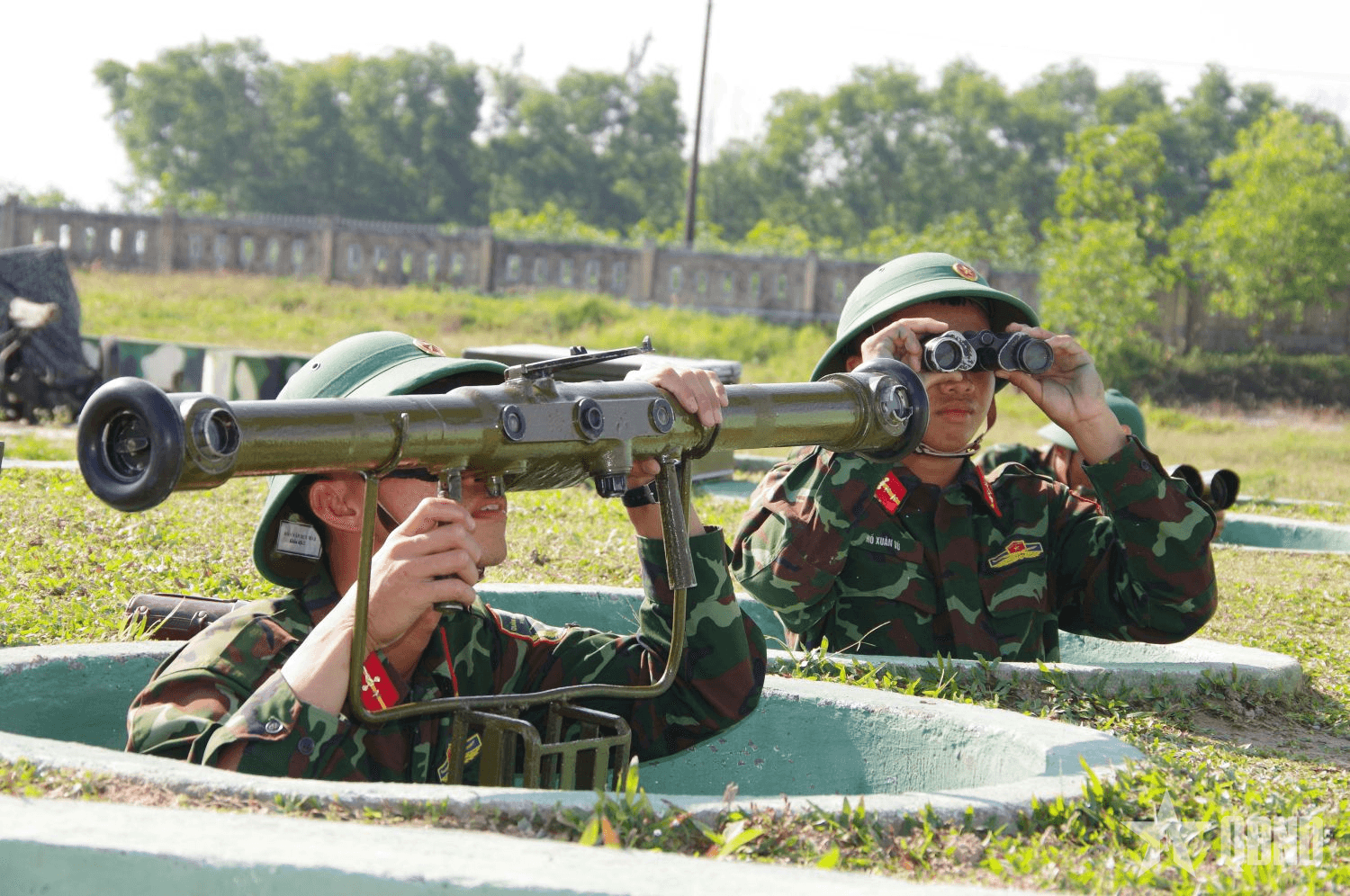 Lính phòng không đón xuân bên tháp pháo