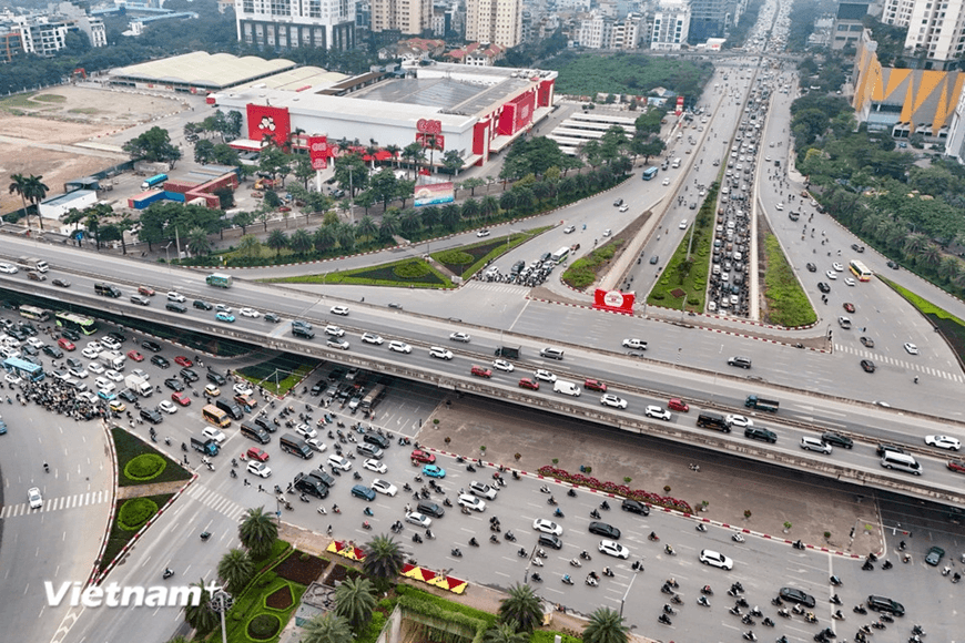 Ngày đầu làm việc sau Tết, đường phố Hà Nội không ùn ứ như lo lắng