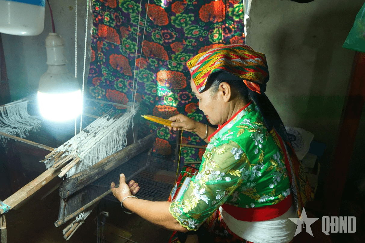 Người “giữ lửa” nghề thêu dân tộc Thái