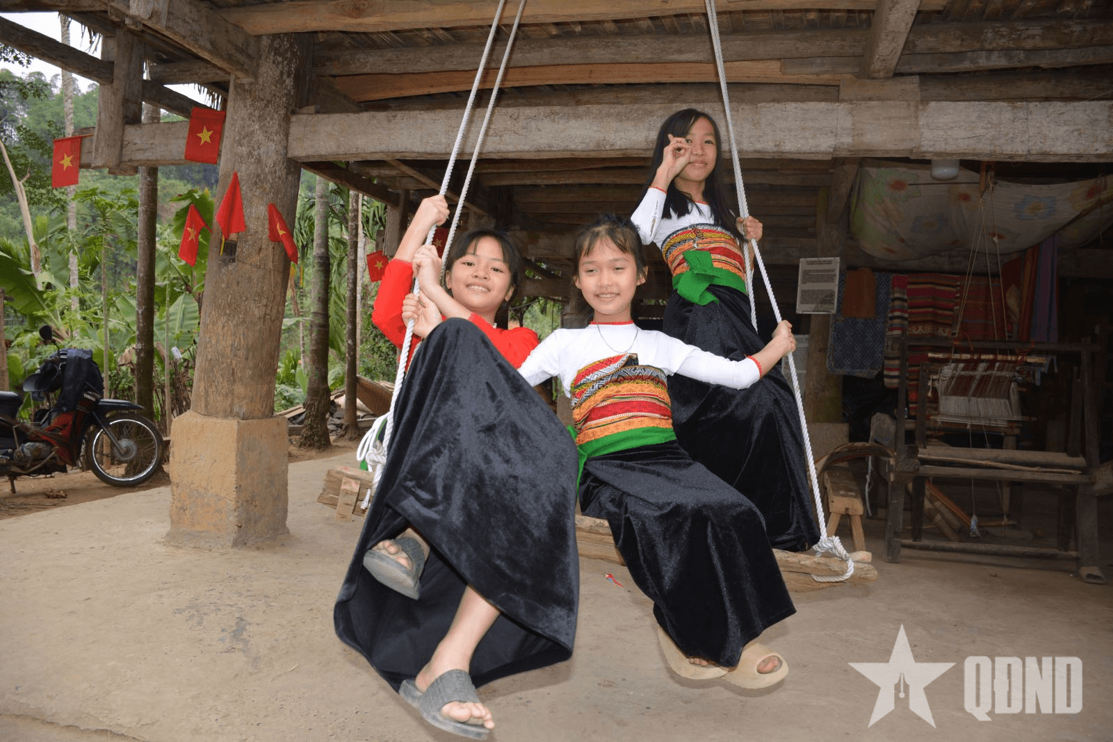 Ngày xuân ấm áp của trẻ em Bá Thước