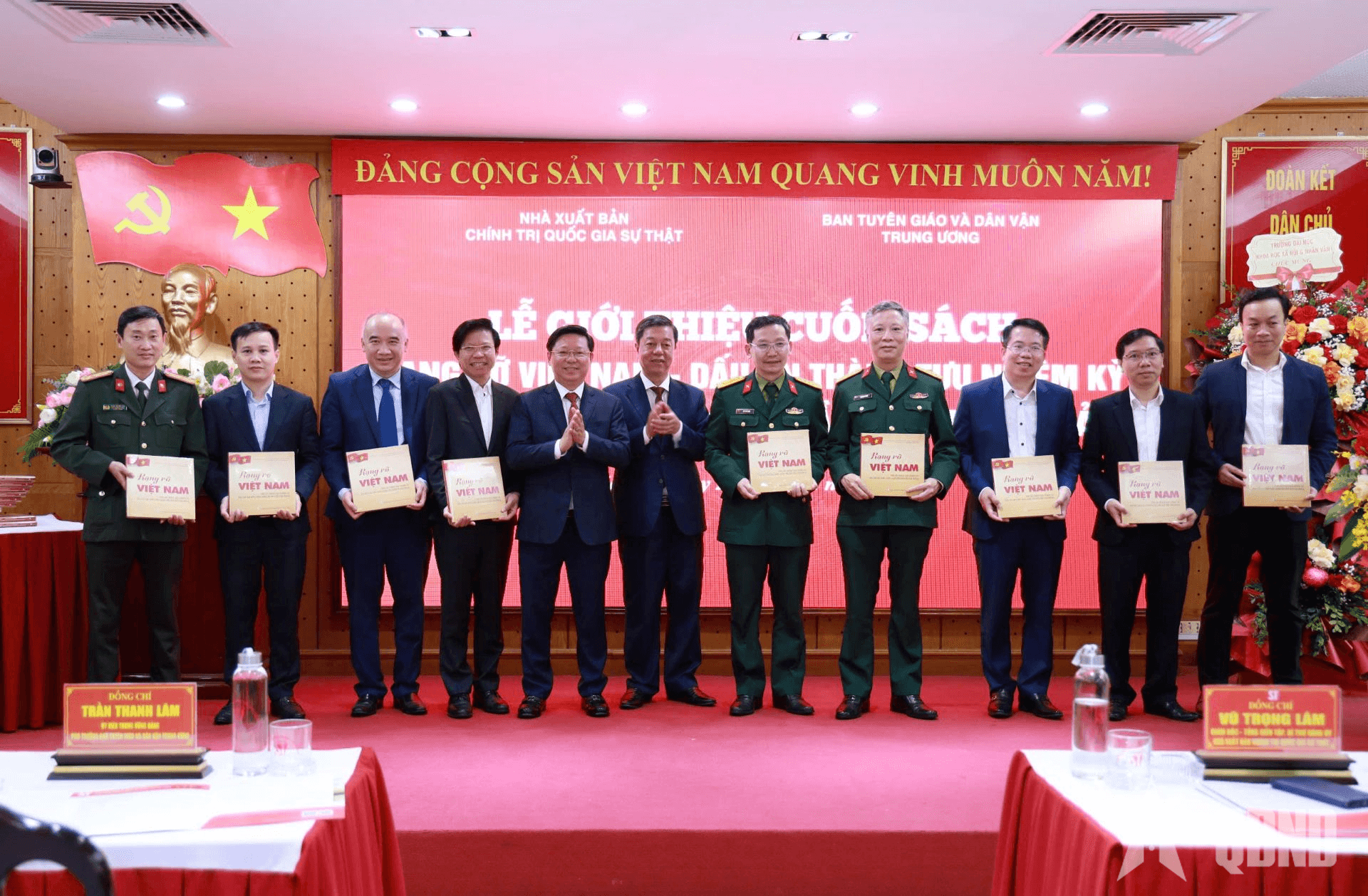 Giới thiệu cuốn sách "Rạng rỡ Việt Nam"