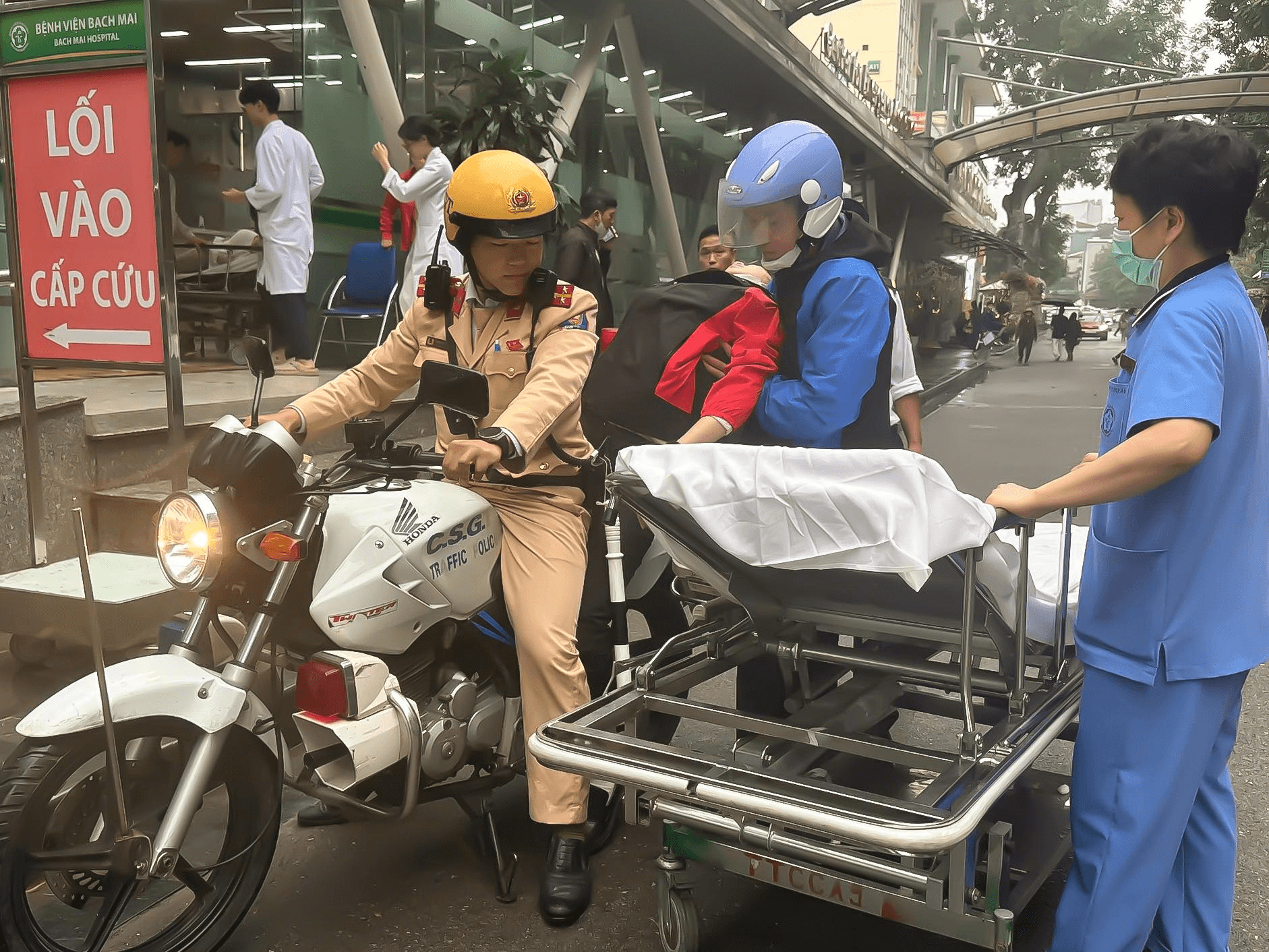 Hà Nội: Cảnh sát giao thông dùng xe chuyên dụng đưa bệnh nhân đi bệnh viện