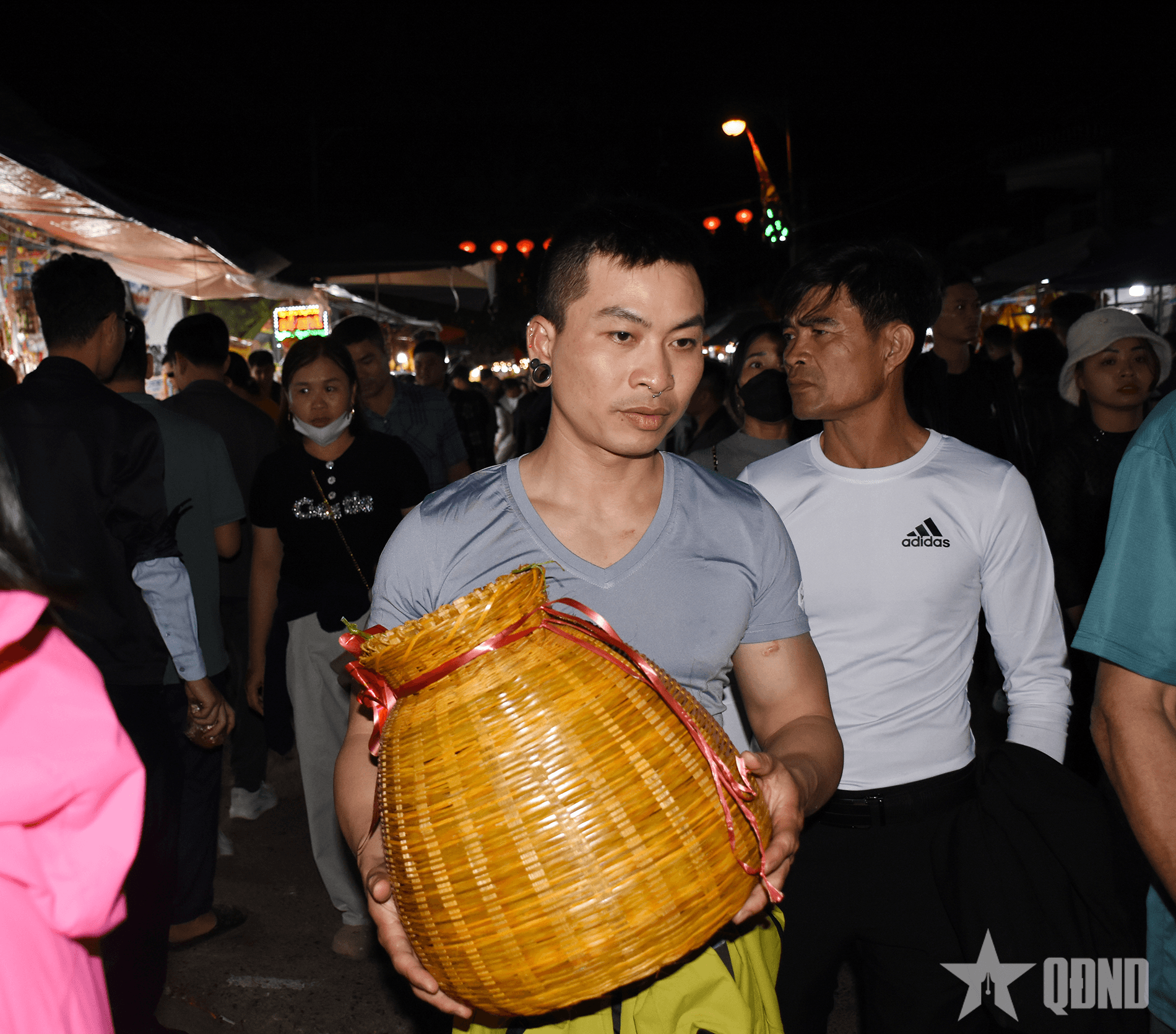 Đơm, đó, giỏ… hút khách ở chợ Viềng