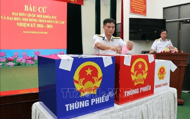 Bầu cử Quốc hội và HĐND: Cử tri làm việc dài ngày trên biển hân hoan đi bỏ phiếu sớm