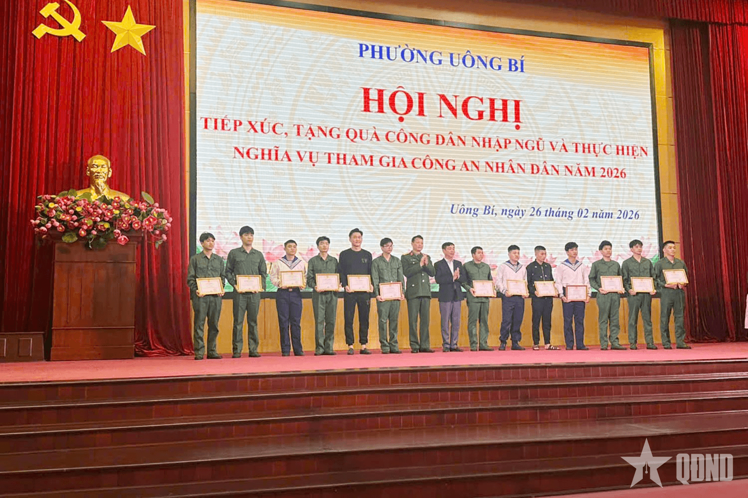 Phường Uông Bí (Quảng Ninh): Tặng quà động viên thanh niên nhập ngũ năm 2026